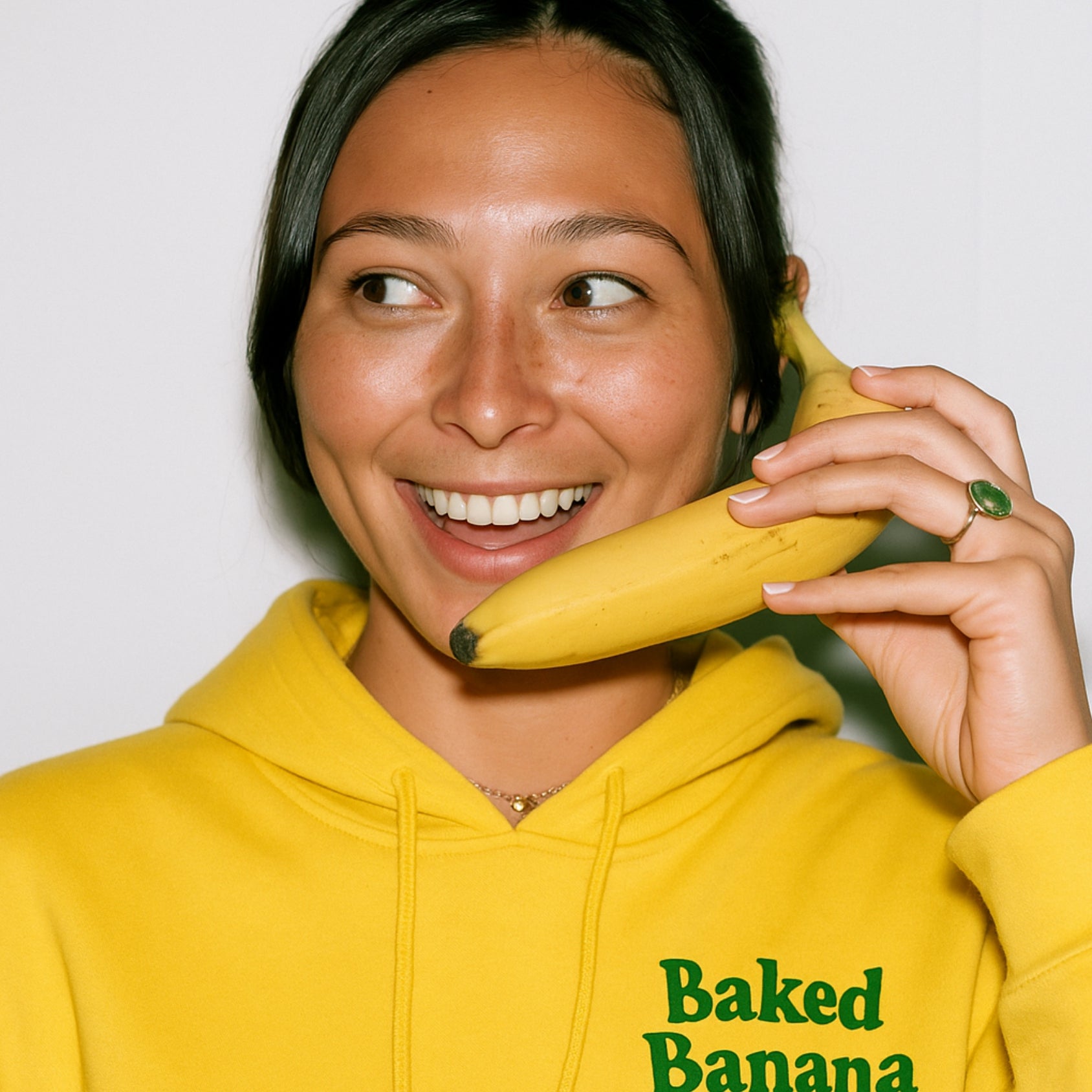 hoodie amarillo Baked Banana con logo verde y banana