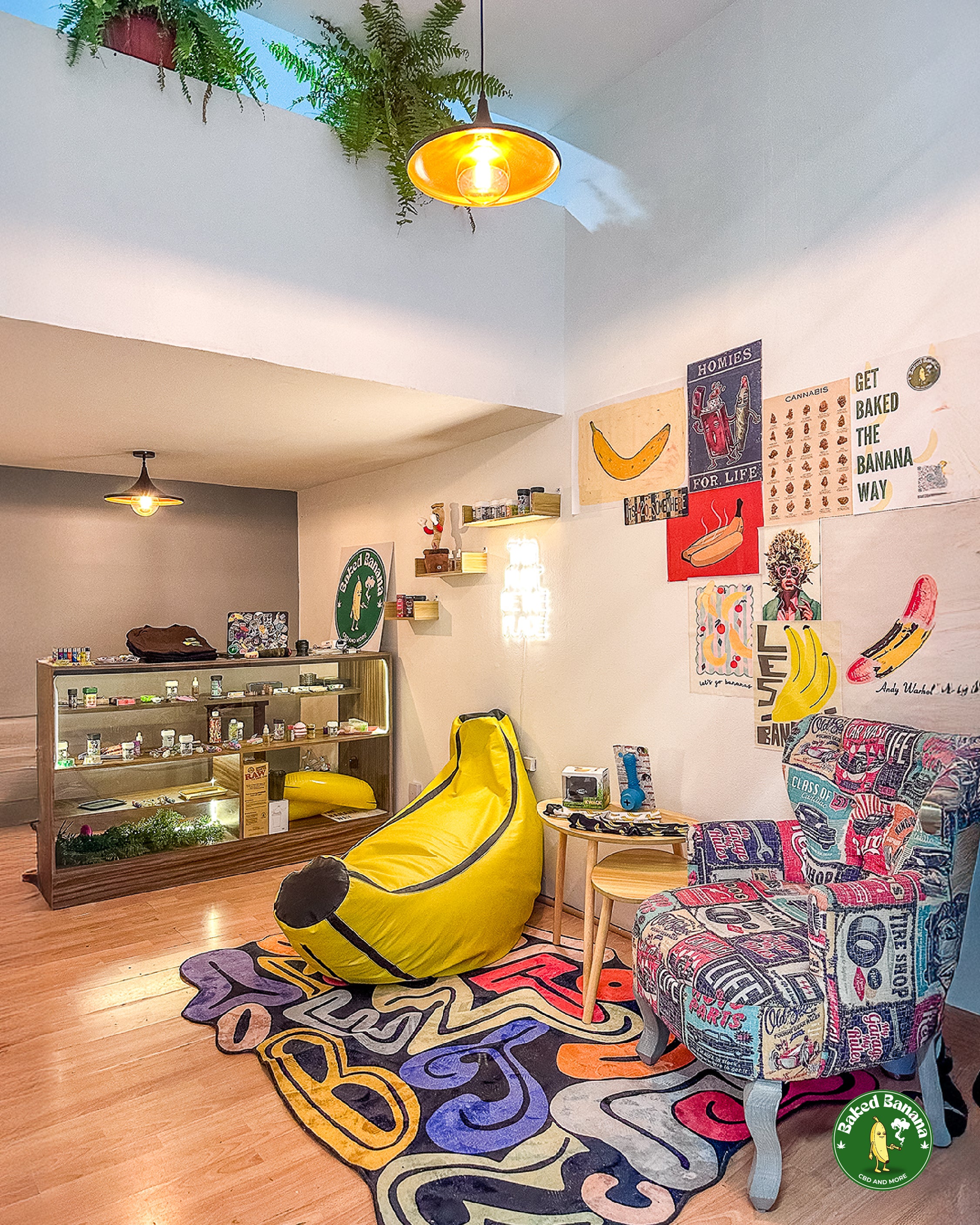 interior de tienda Baked Banana MX con productos CBD en exhibición