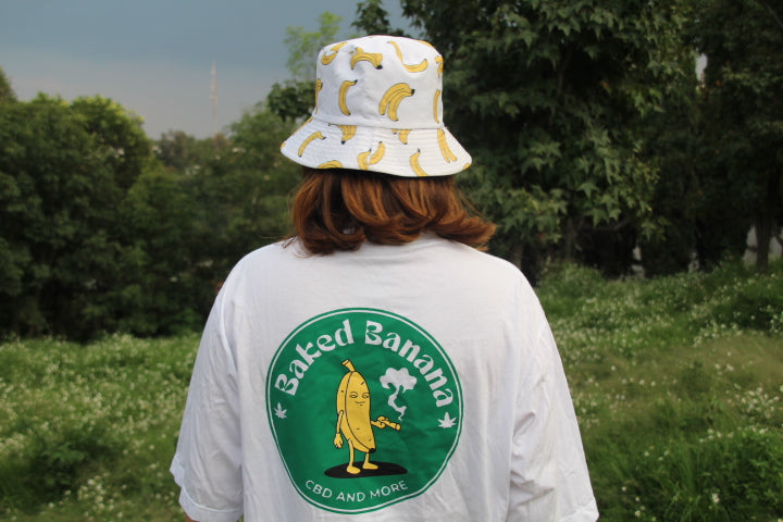playera blanca Baked Banana CBD and More con bucket hat estampado de bananas