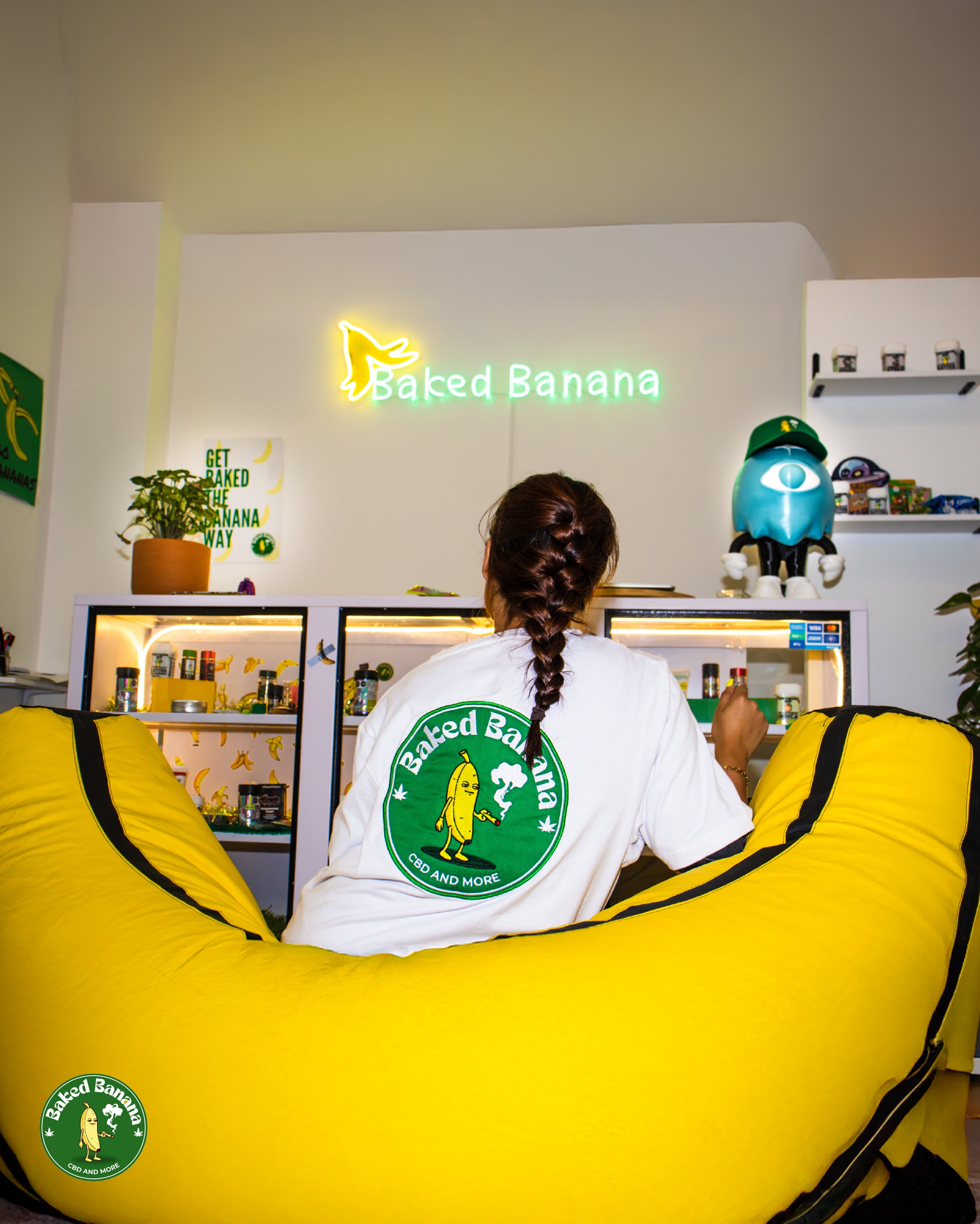 interior de tienda Baked Banana MX con merch y productos CBD en exhibición