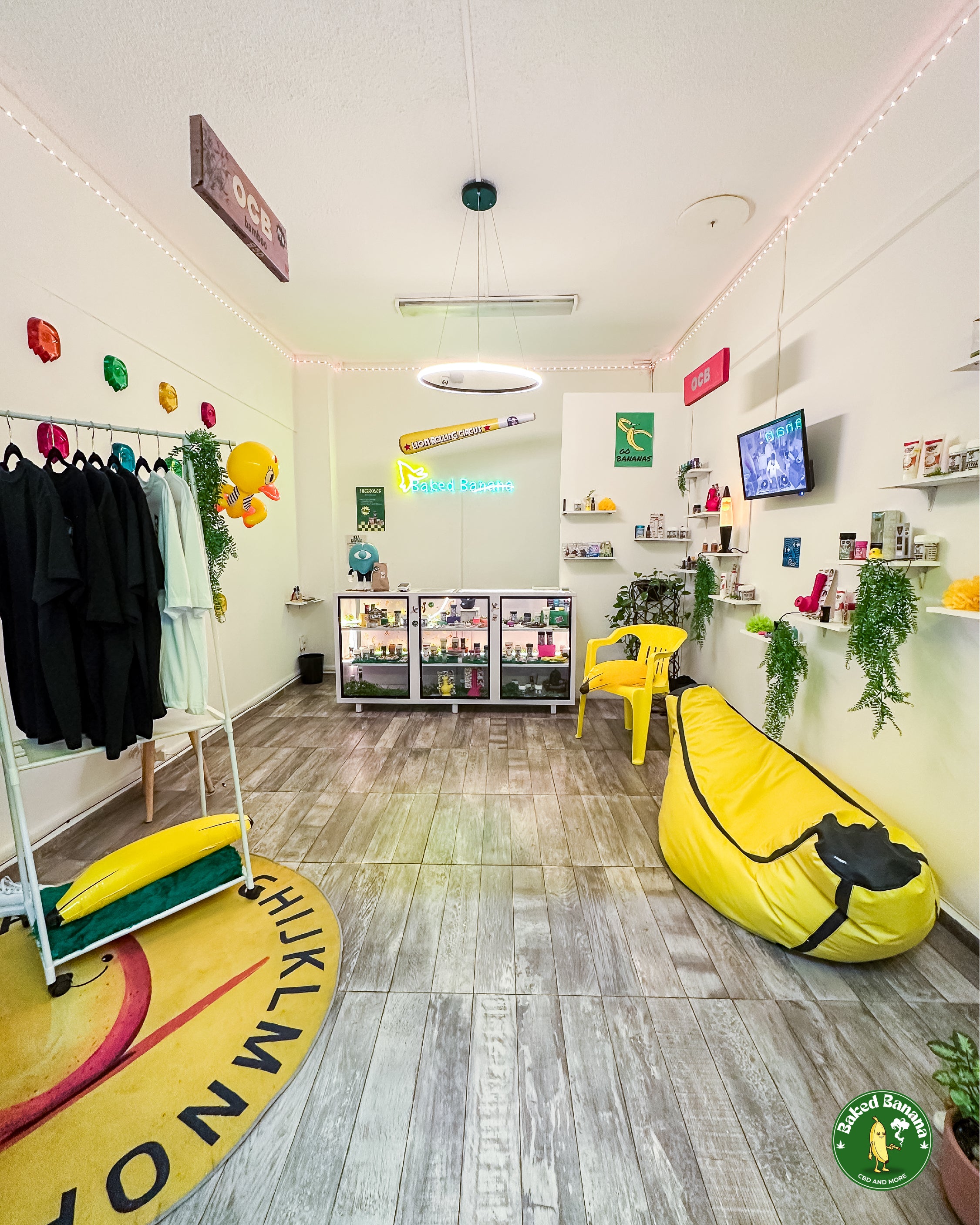 Interior de tienda Baked Banana MX con productos de CBD en exhibición
