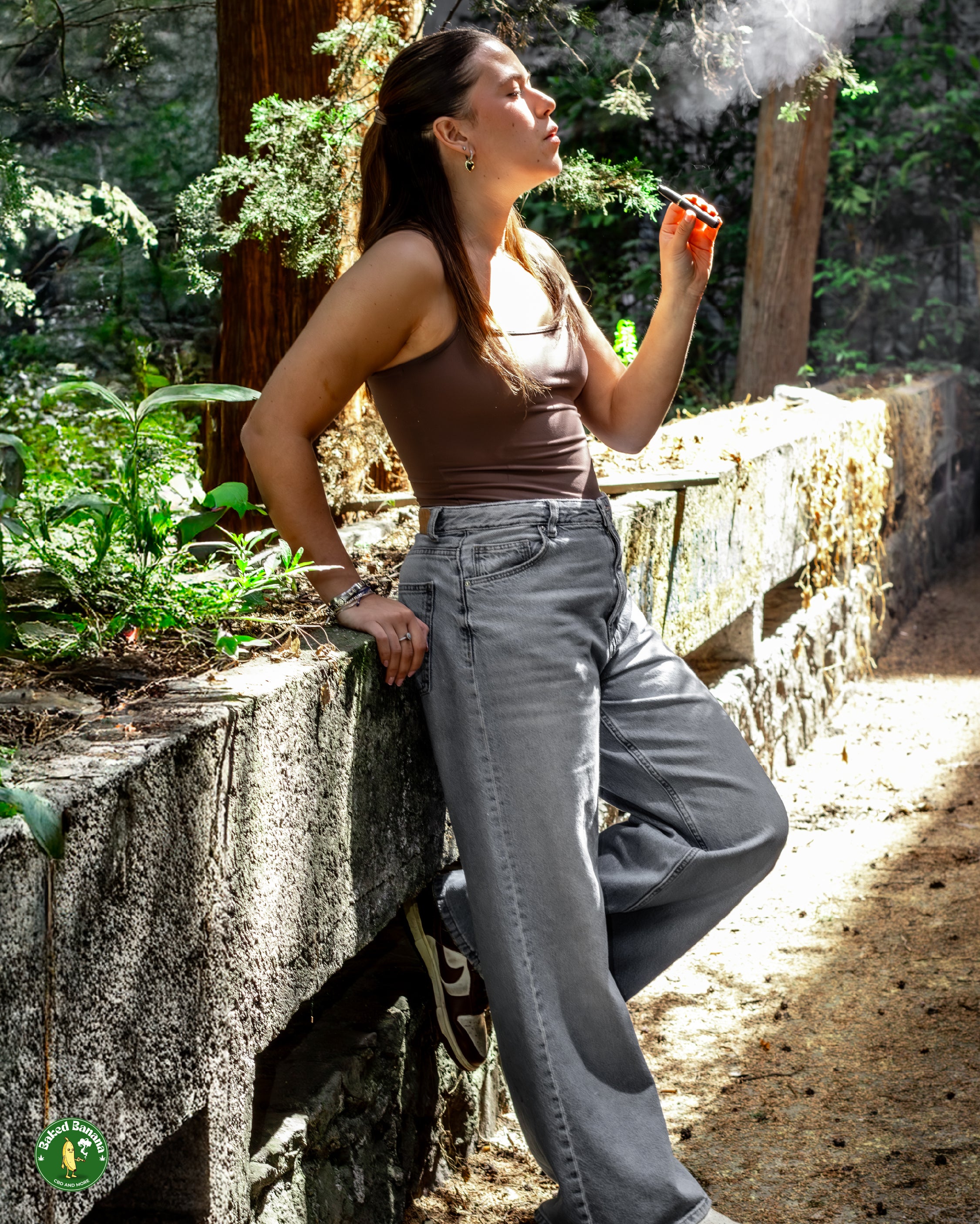 persona usando vape CBD Baked Banana MX en entorno natural